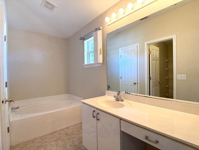 Building Photo - Perfect Location with Amenities Galore!