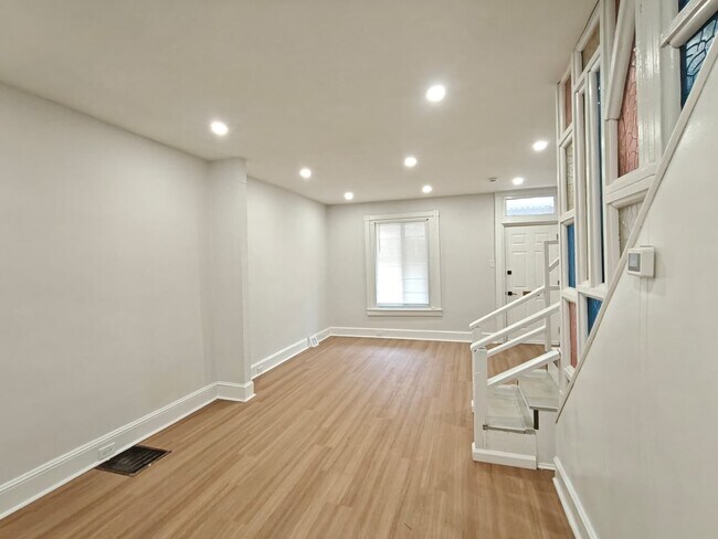 Building Photo - 4441 N Chadwick St