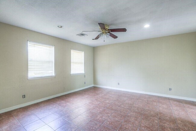 Building Photo - 9421 Sierra Dr