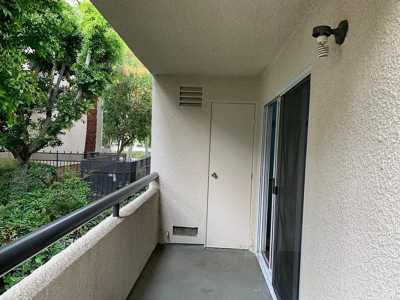 Building Photo - 5515 Canoga Ave