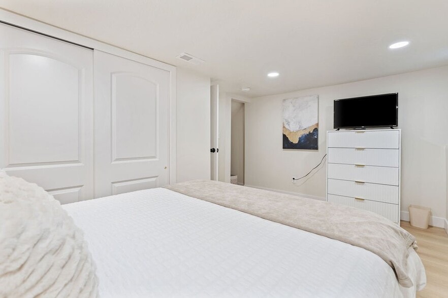 Building Photo - 375 E 800 S