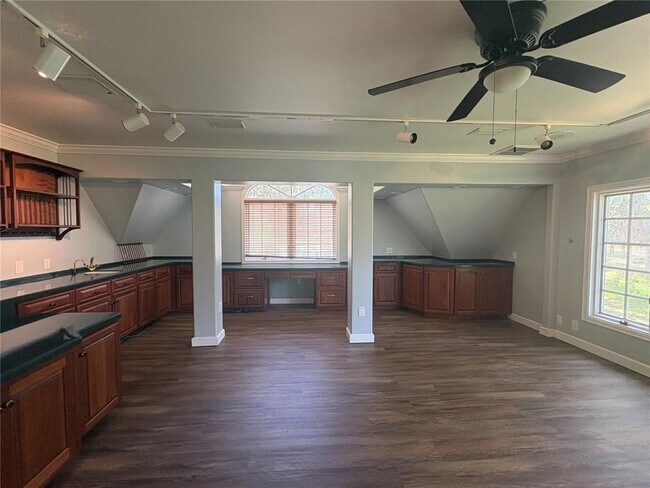 Building Photo - 976 SW Hamlet Cir