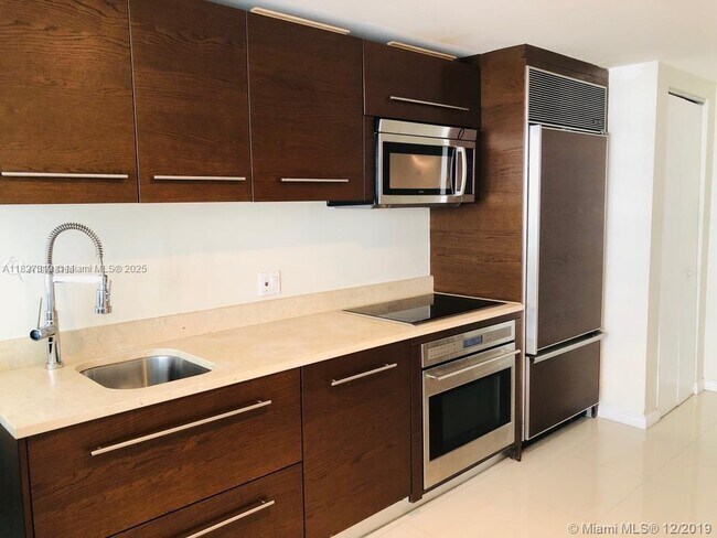 Building Photo - 495 Brickell Ave