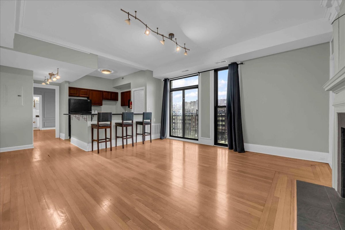 Building Photo - 2900 E Jefferson Ave