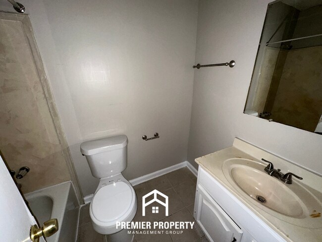 Building Photo - Move-In Ready 3BR Home in 38141 - Sunny Bay Window, Attached Garage & Fenced Yard