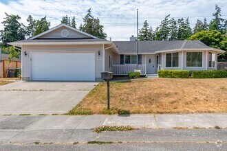 Building Photo - 3 Bed 2 Bath Home Near Town