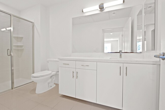 Building Photo - Luxurious 3 Bedroom 3 Bathroom Centrally L...