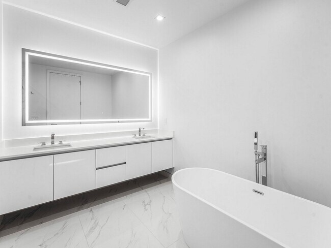 Building Photo - 220 Lake Shore Dr