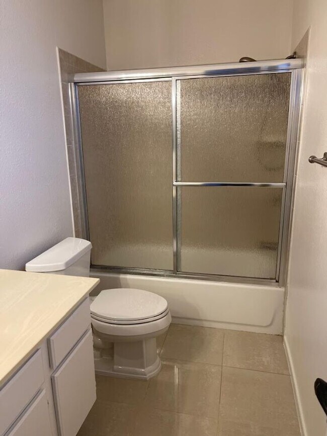 Building Photo - Furnished Tri-Level Townhome | 3BR/3BA | P...
