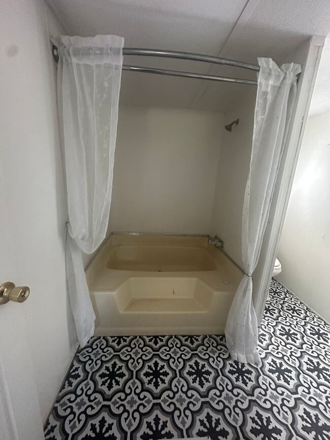 Building Photo - 2 bed, 1 bath Mobile Home - Available Now ...