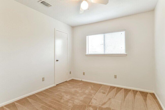 Building Photo - 6527 La Violetta Dr