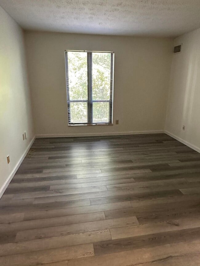 Building Photo - 451 Westwood Dr