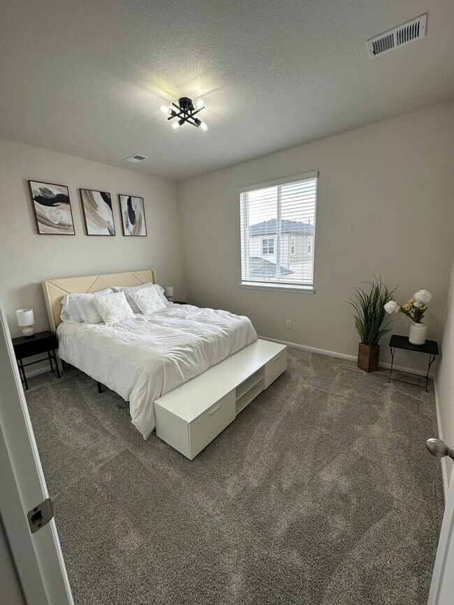 Building Photo - Modern Loveland Living | 3-Bed, 2.5-Bath Home with Garage