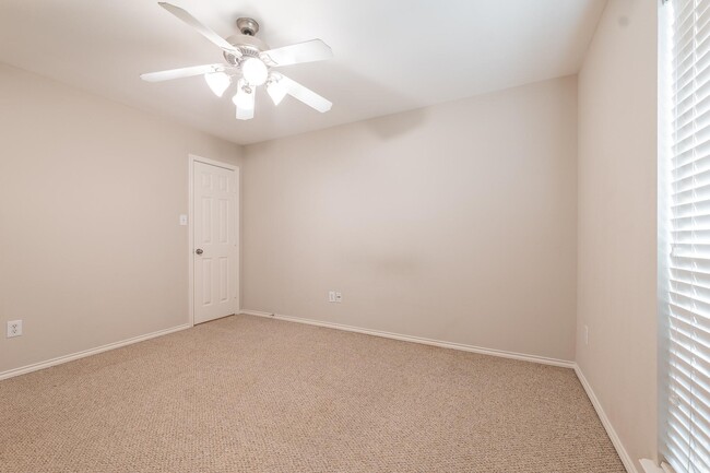 Building Photo - 918 Memorial Heights Dr