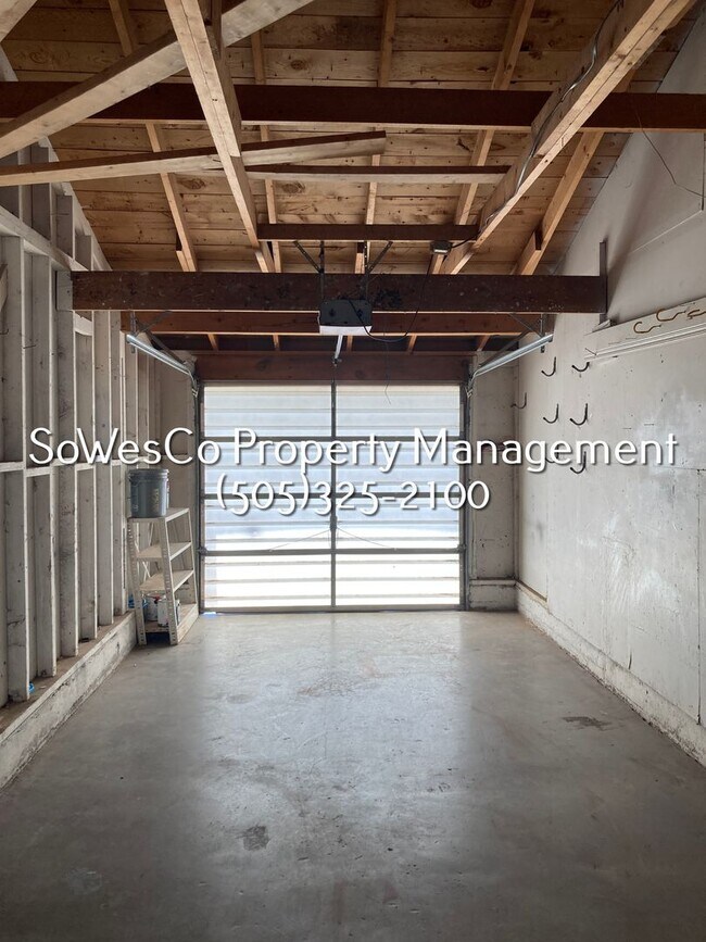 Building Photo - Cute 3 Bedroom Home with Garage