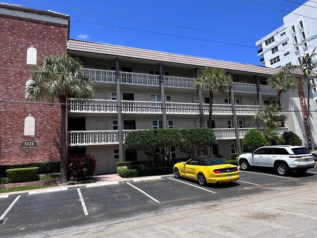 Building Photo - 3121 NE 51st St