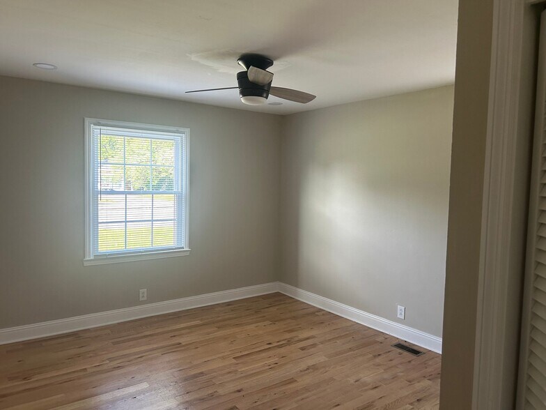 Building Photo - 403 E Northfield Blvd