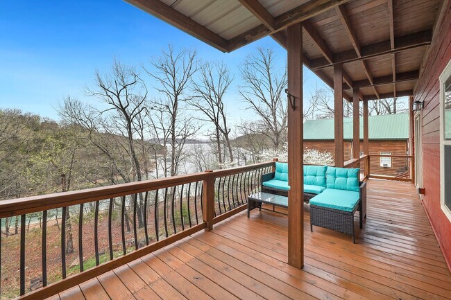 Building Photo - 211 Lakeshore Dr