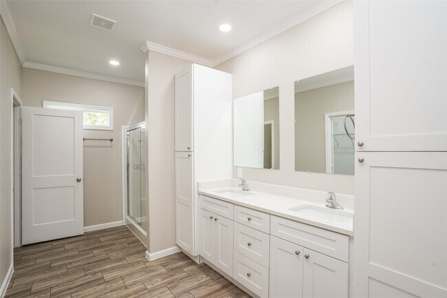 Building Photo - 9330 Crestview Dr