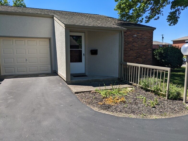 Front door and garage - 4798 Moreland Dr W