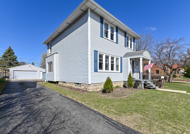Building Photo - 3717 S 56th St