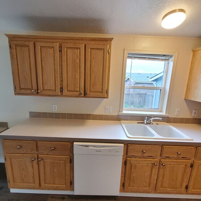 Building Photo - ***Limited Time Summer Rent Special!*** 5 bedroom : 3 bath Home with a Garage in Tangent