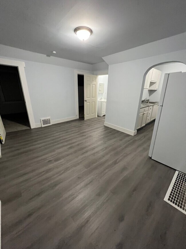 Building Photo - Welcome to this charming 3-bedroom, 1-bath...