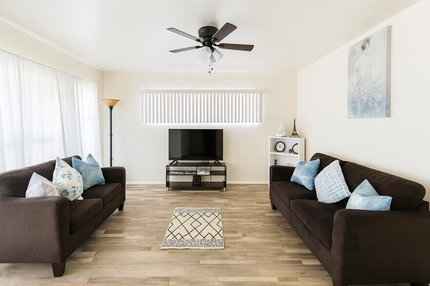 Building Photo - 2811 Dracena St