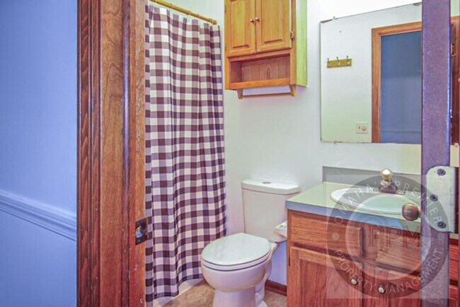 Building Photo - Spacious 3 Bedroom / 3 Bathroom Home!