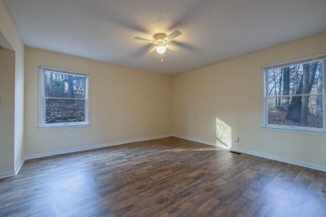 Building Photo - Quiet 3-bed 2-bath Spacious Home