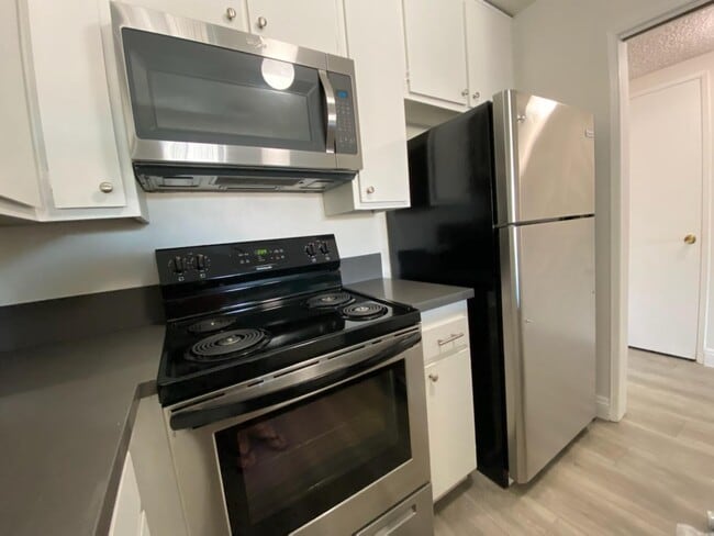 Building Photo - 300 S Gramercy Pl