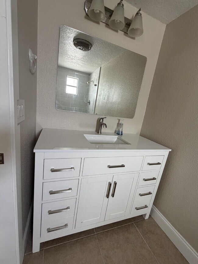 Building Photo - Beautiful 2 bed, 2 updated baths home in the sought-after boating community of Gulf Harbors.