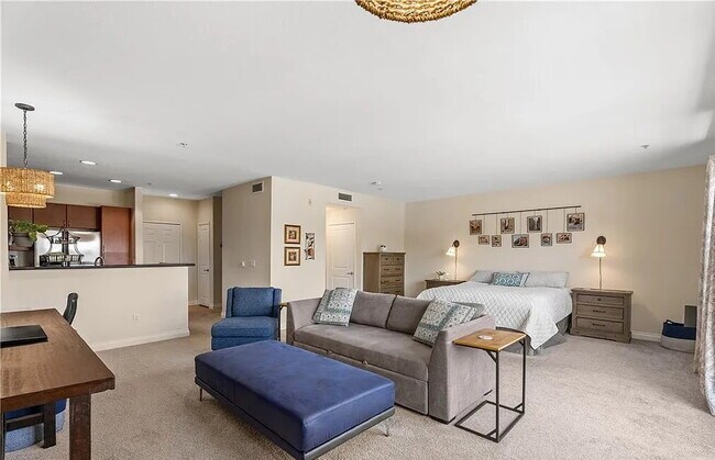 Building Photo - Bright & Spacious Unit with Natural Light