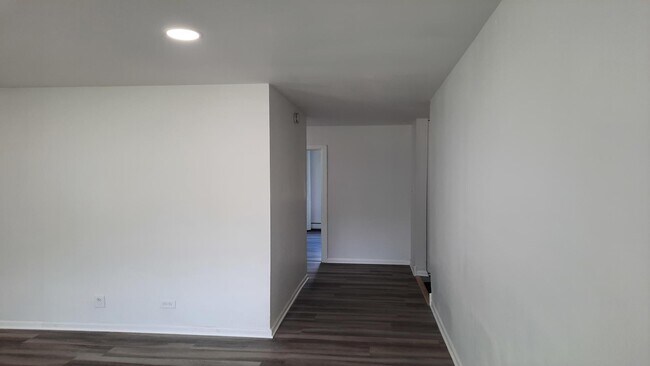 Building Photo - 3900 Bayside Dr