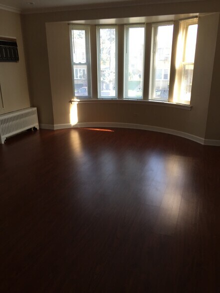 Building Photo - 6654 W Devon Ave