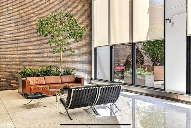 Building Photo - 5455 N Sheridan Rd