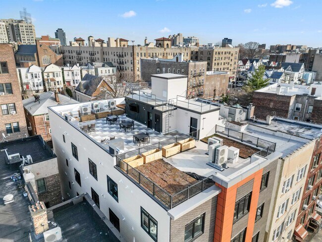 Building Photo - 80 Romaine Ave