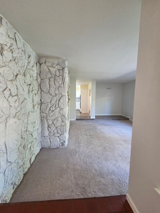 Building Photo - 19090 Hollow Ln