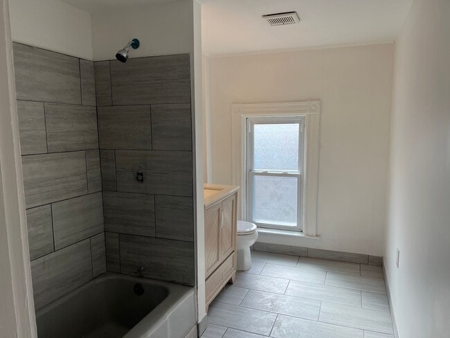 Building Photo - 2219 Scott St