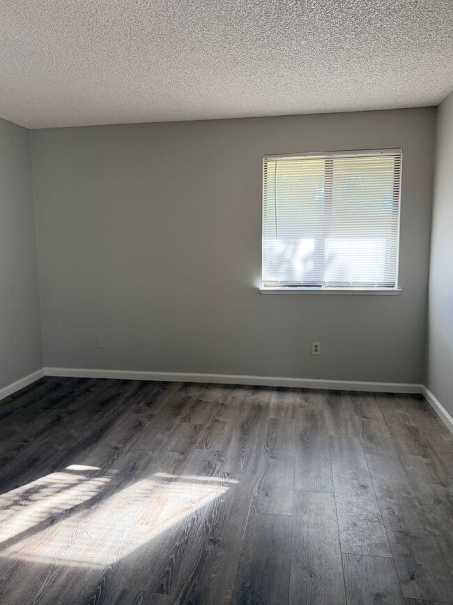 Building Photo - 861 Nutmeg Pl