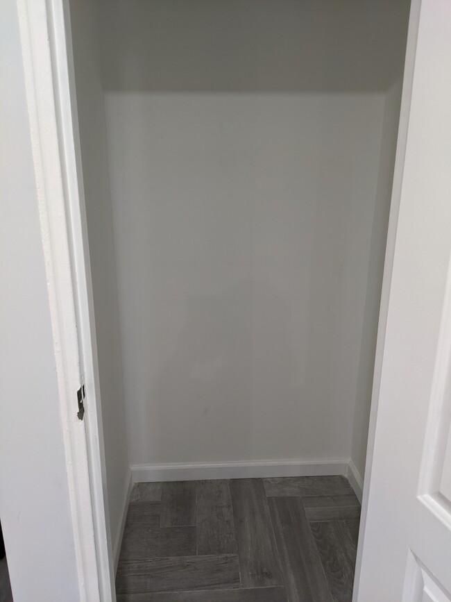 Closet - 4325 Meadowview Ave