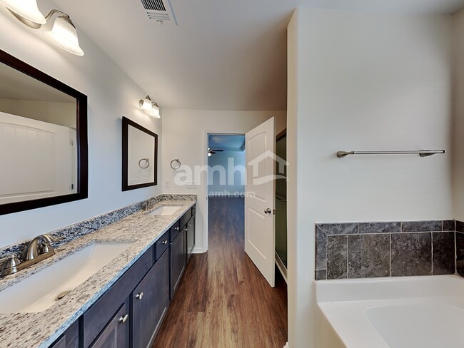 Building Photo - 216 Leland Ln