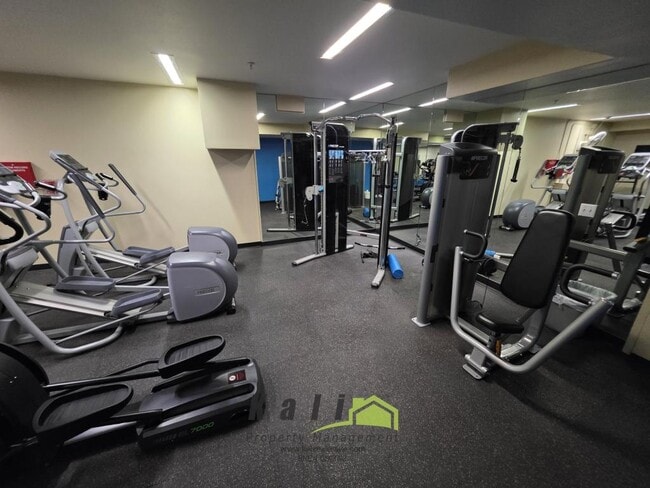 Building Photo - 450 J St