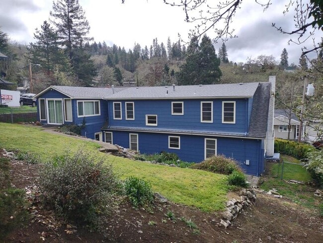 Building Photo - 1368 SE Overlook Ave