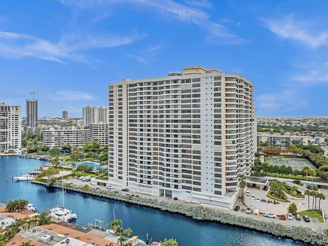 Building Photo - 2500 Parkview Dr