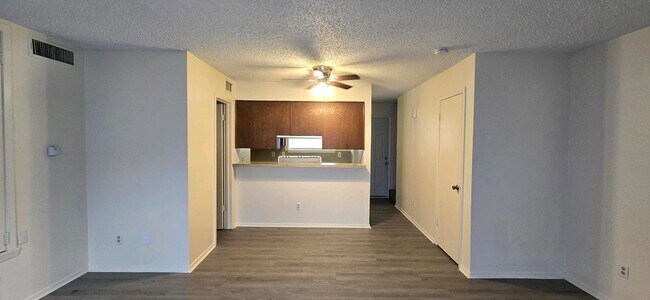 Building Photo - AVAILABLE NOW! 2 Bed / 1.5 Bath Townhome in Longview!