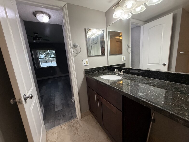 Building Photo - 2831 N Oakland Forest Dr