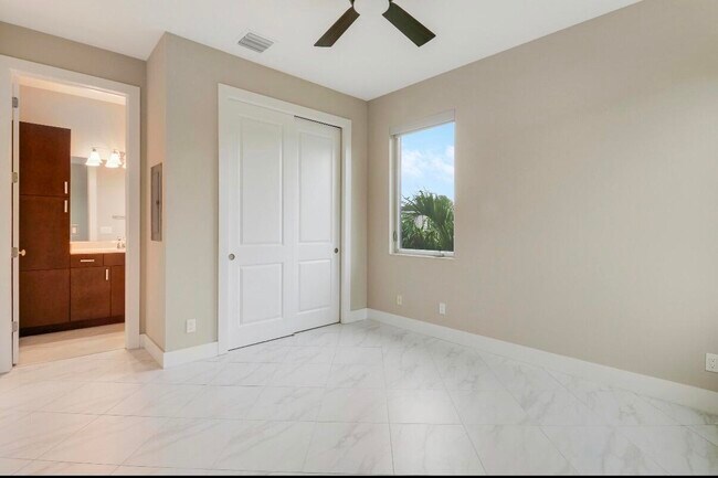 Building Photo - 5029 Grandiflora Rd