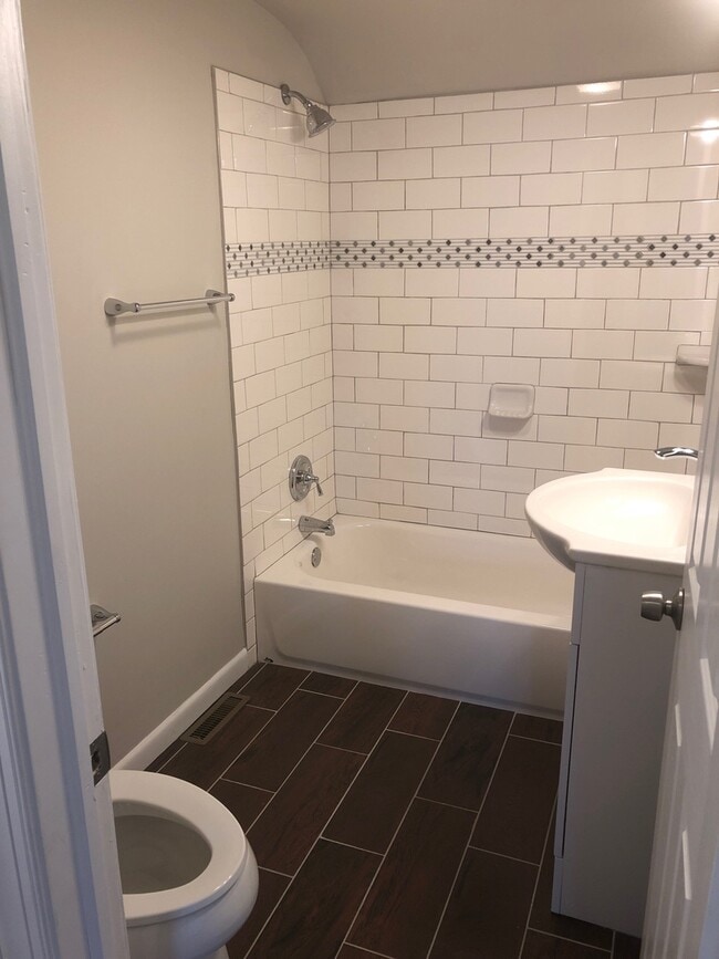 Building Photo - 406 Magnolia Ave