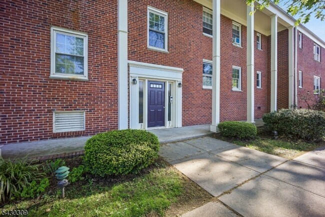 Building Photo - 390 Morris Ave
